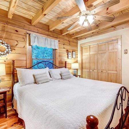 Waynesville Cabin With Covered Deck And Fire Pit! Lake Junaluska Екстер'єр фото