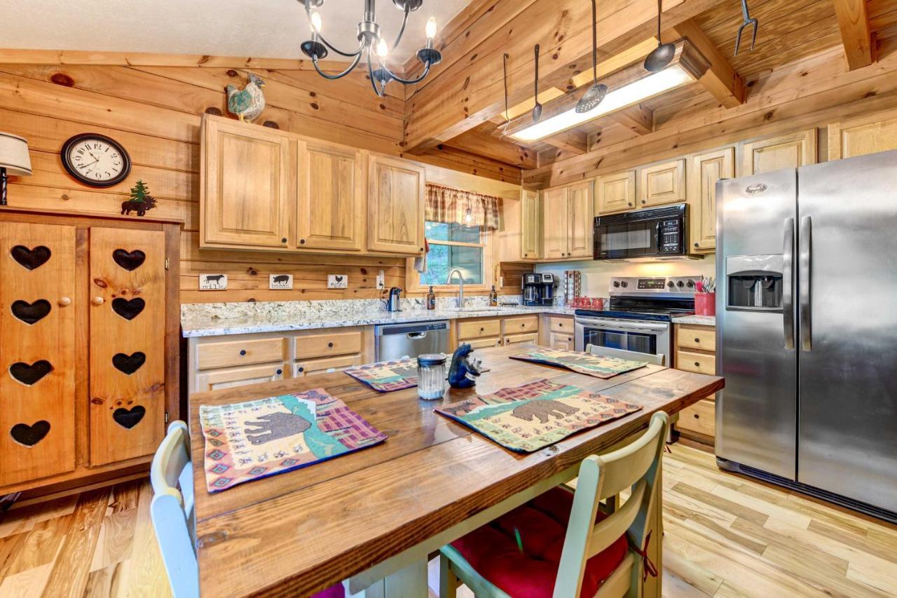 Waynesville Cabin With Covered Deck And Fire Pit! Lake Junaluska Екстер'єр фото