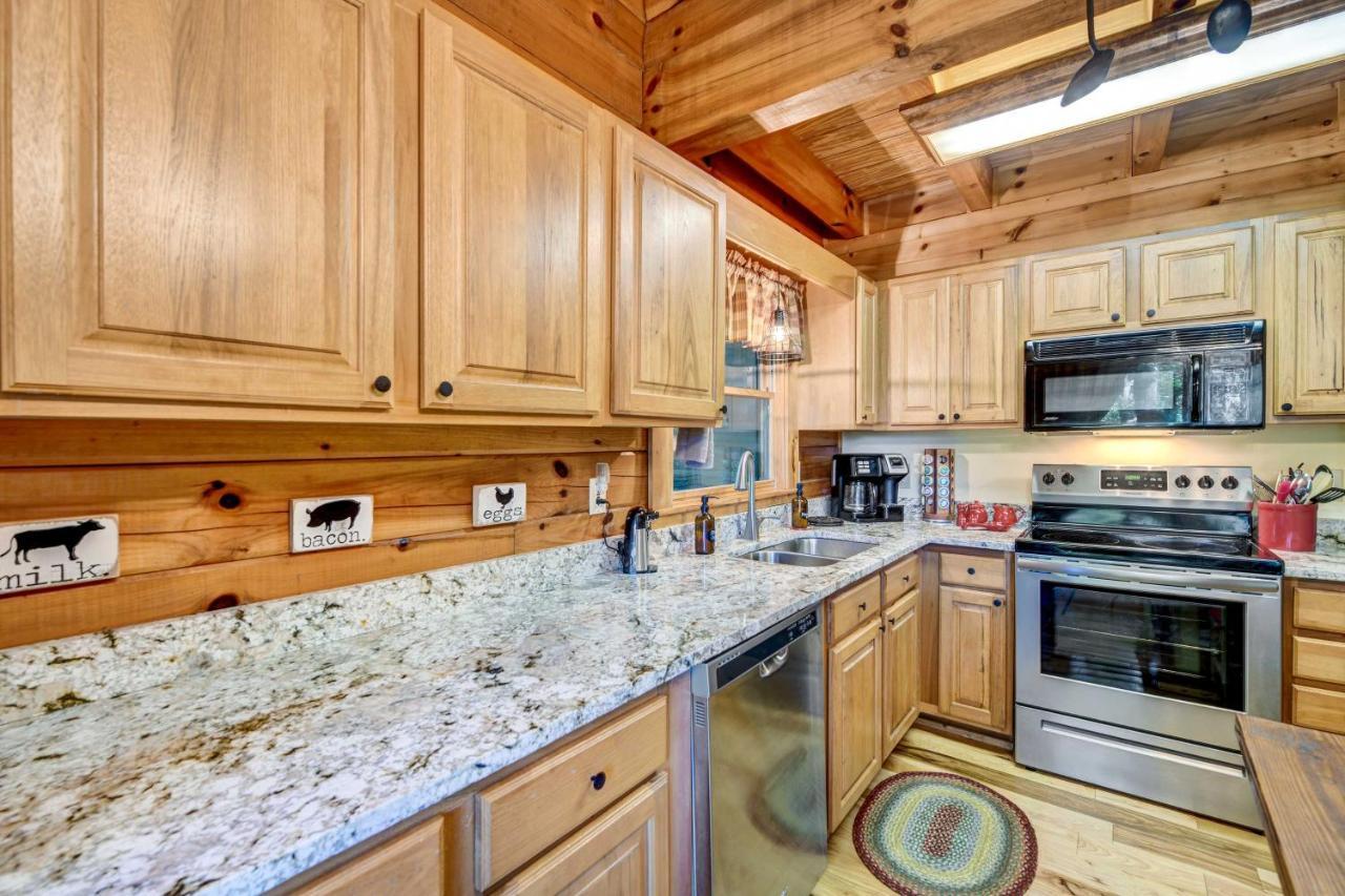 Waynesville Cabin With Covered Deck And Fire Pit! Lake Junaluska Екстер'єр фото