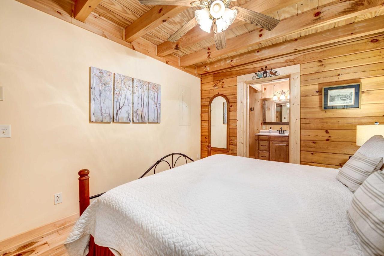 Waynesville Cabin With Covered Deck And Fire Pit! Lake Junaluska Екстер'єр фото
